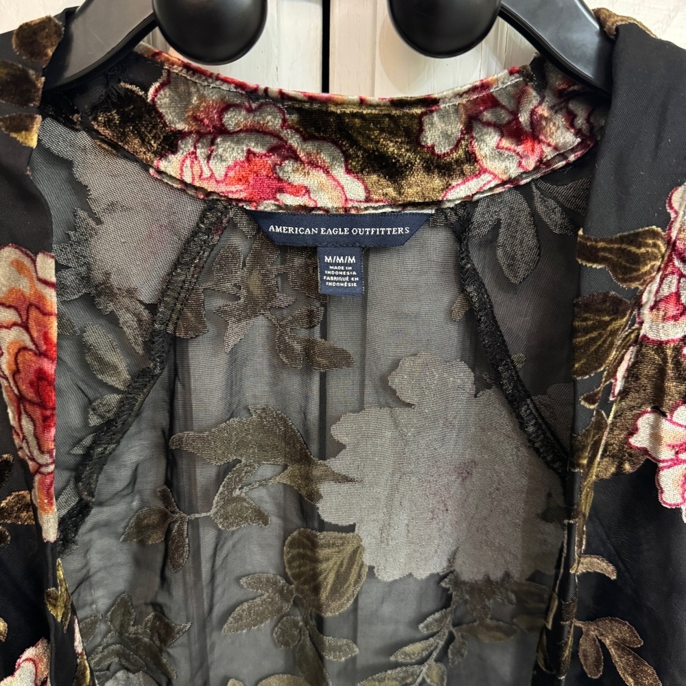 American Eagle Dark Floral Sheer Kimono. Cottagecore. Velvet sheer. Size M - Picture 2 of 5